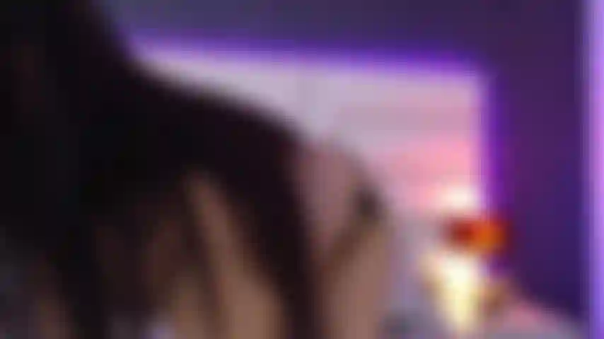 Stöhne und reibe nackte, nasse muschi.