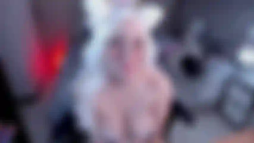 Ein süßes kätzchenmädchen, das mit domi kommt.