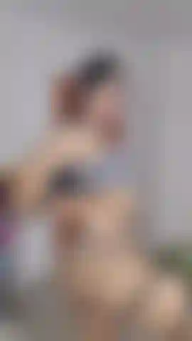 Lara croft, die mit einem großen schwanz ungezogen wird.