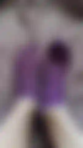 Die flauschige socke ausziehen.