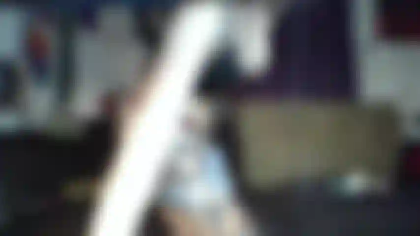 Schau mir zu, wie ich meinen kleinen arsch wackele.