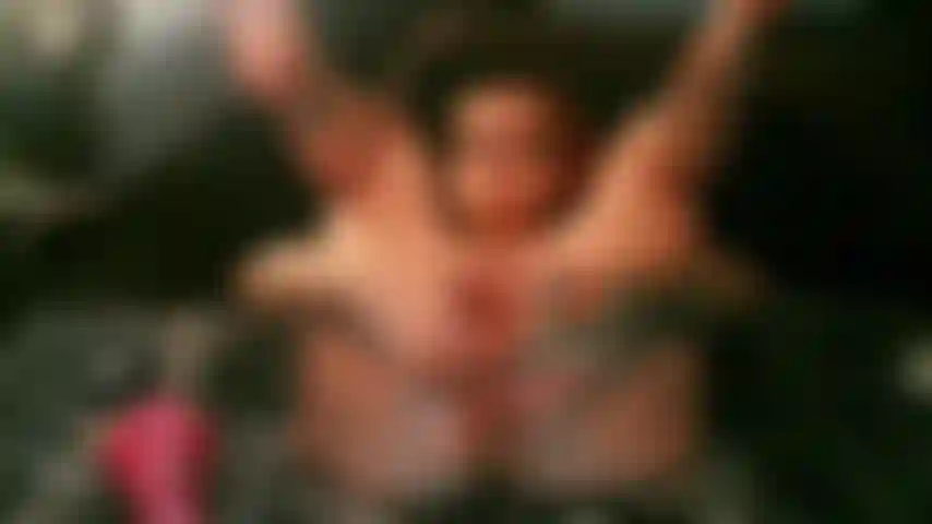 Milf, öffnet ihre kleine muschi für dich.