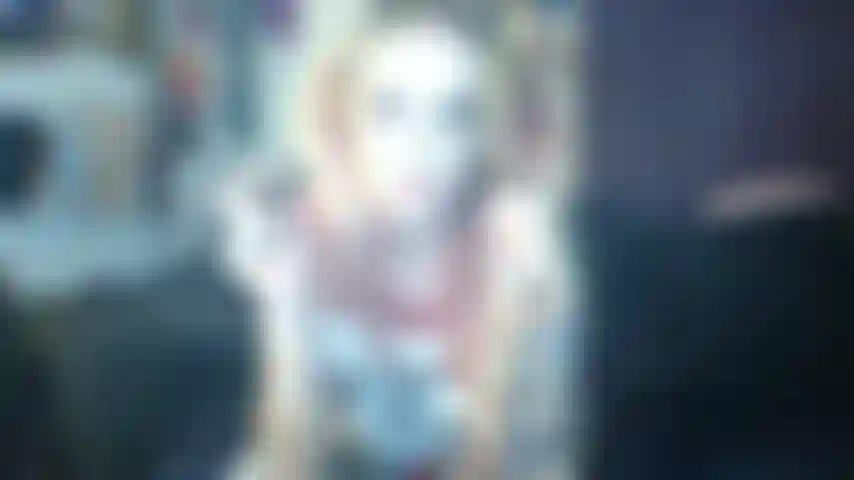 Harley quinn cosplay raucht für dich und bläst rauch ins gesicht. Zeigt titten.