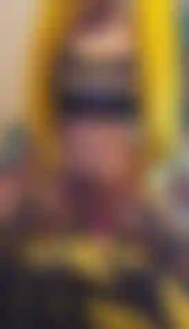 Schau mir zu, wie ich dieses große rosa spielzeug reite.