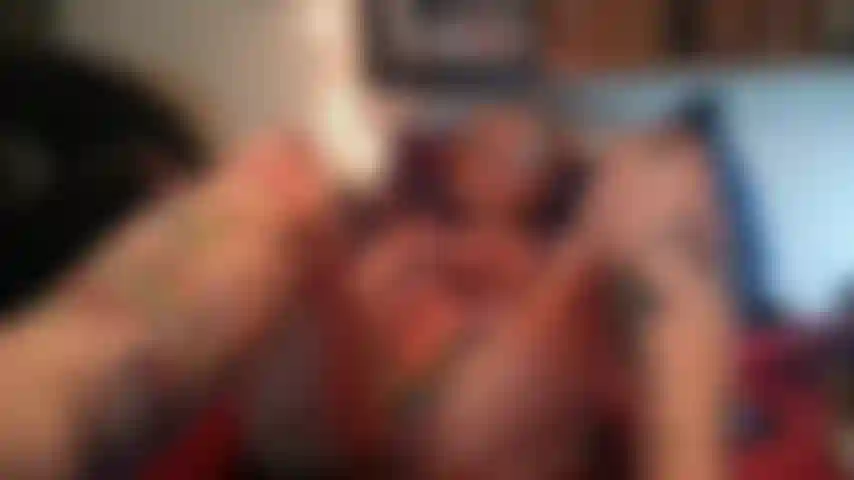 Schau mir zu, wie ich meine süße muschi fingere.