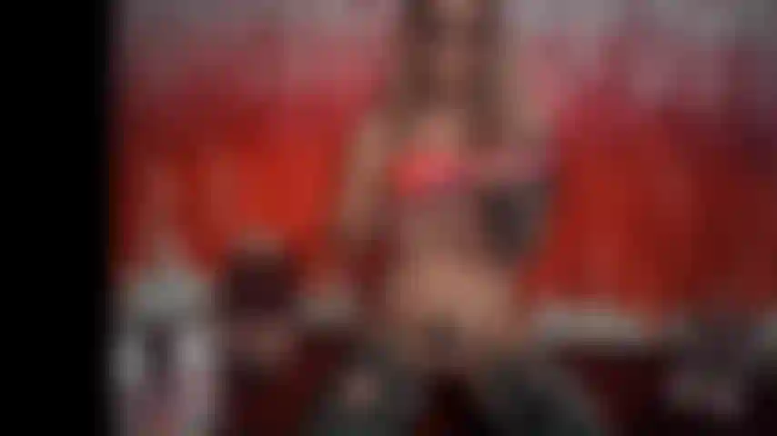 Milf nimmt einen großen rosa dildo und reitet.