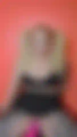 Eine milf-ehefrau, und nehme einen riesigen rosa dildo.