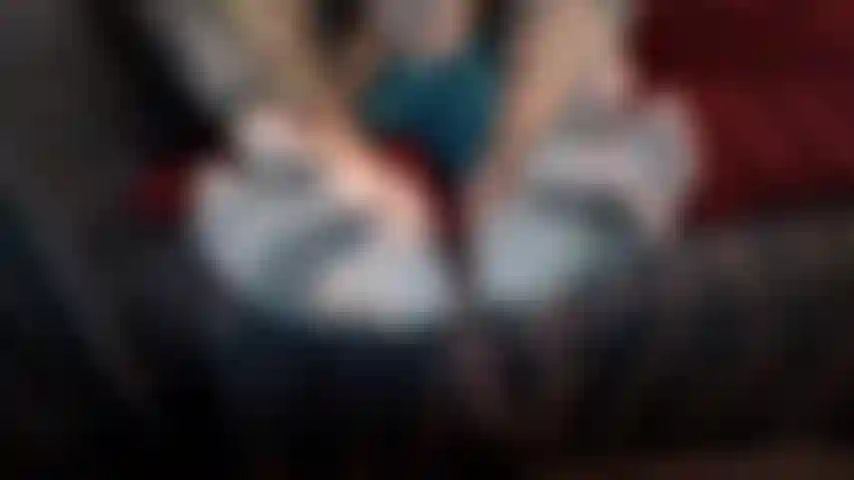 Heißes wachs auf meinen schmutzigen kleinen füßen.