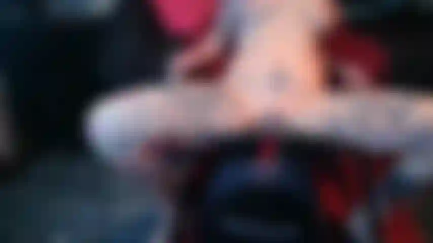 Schau mir zu, wie ich dieses große rosa spielzeug reite.