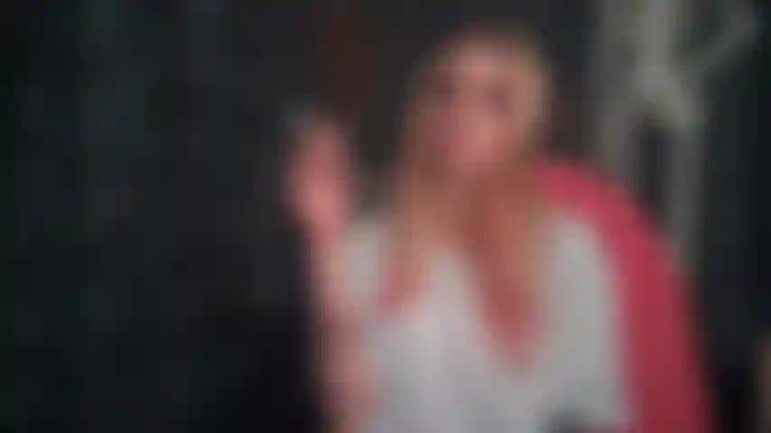 Rauche nur und entspanne mich im hemd.