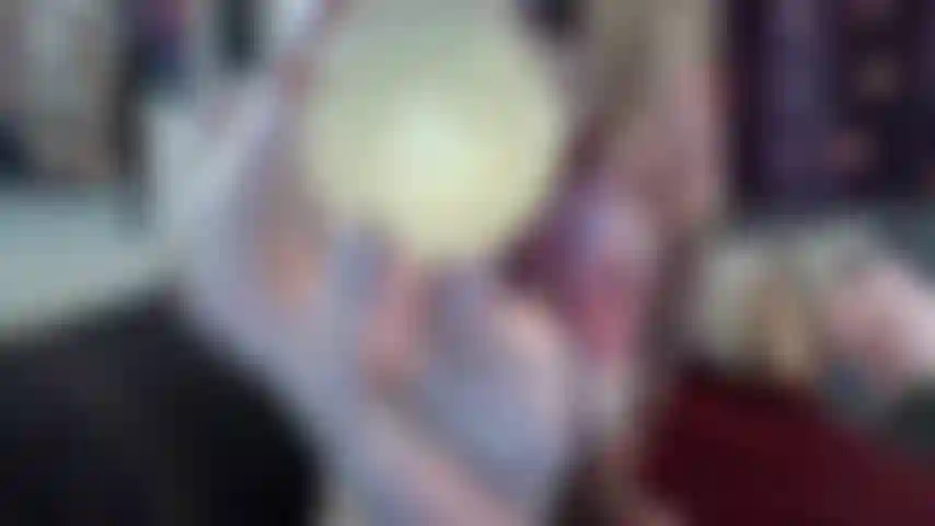 Gelitin eier/ kugeln mittelgroßes video, einführen und ausstoßen.