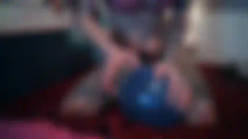 Einen ballon zwischen meinen beinen platzen lässt, kein höschen.