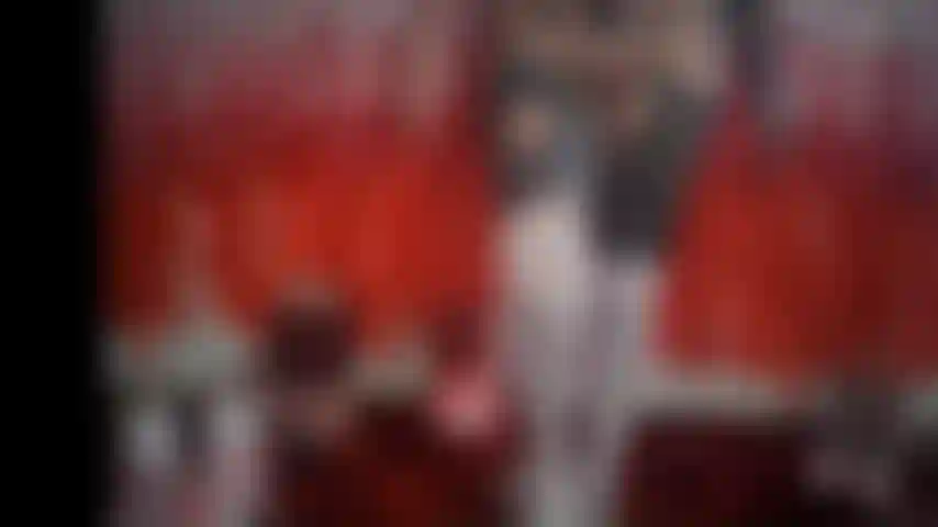 Heiße frau fickt sich selbst und stöhnt.