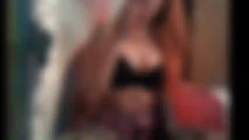 Eine milf-ehefrau, die raucht und sich reibt.