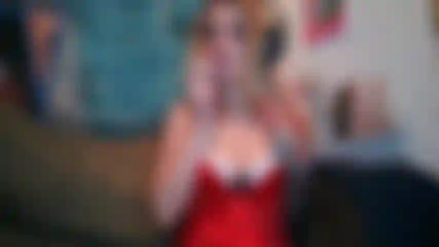 Sieh mir zu, wie ich mit ausgestreckten titten rauche und tanze.