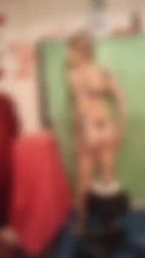 Kuchen sitzend, ganzkörperansicht.