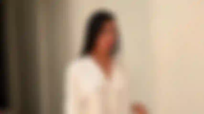 Ich mag es, meinen körper nass zu machen, mich nass zu fühlen.