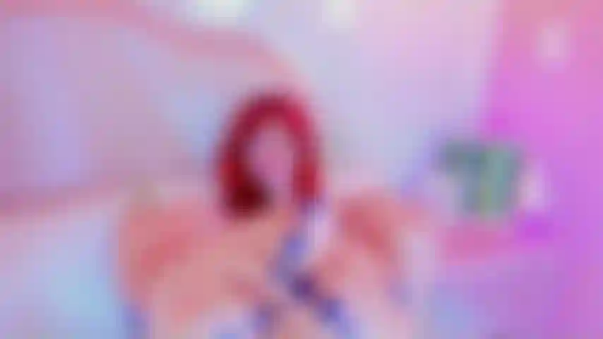 Die mit ihren blauen zehen neckt.