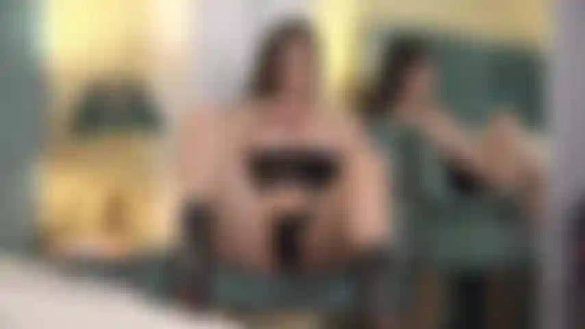 In latex gekleidet und spiele mit meiner katze.