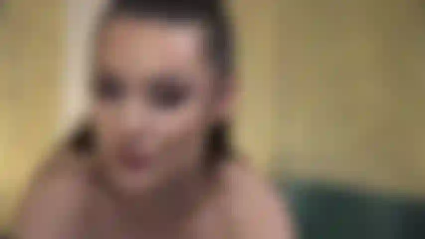 Ich liebe es, darauf zu schlecken, auf meiner zunge im spiegel.