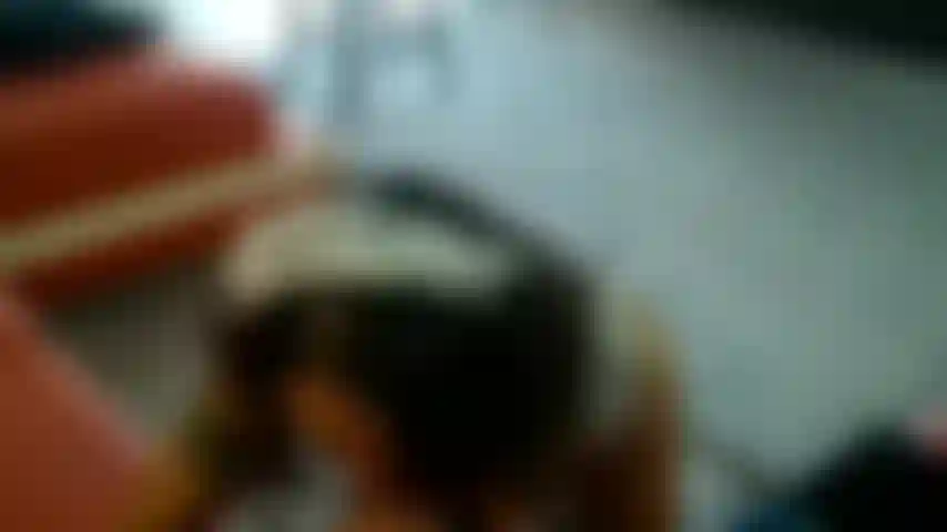 Sexy dienstmädchen-blowjob-rollenspiel.