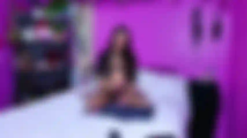 Foot cuck hält meinen fuß, während ich auf einem größeren, besseren schwanz abspritze.