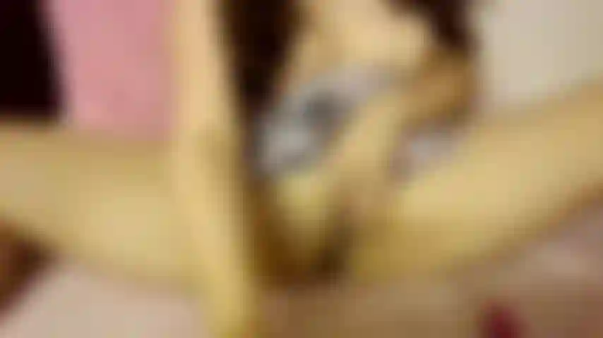 Schauen sie ihrem lieblings-camgirl aus asien zu, wie es mit einem riesigen dildo in ihrer engen muschi spielt.