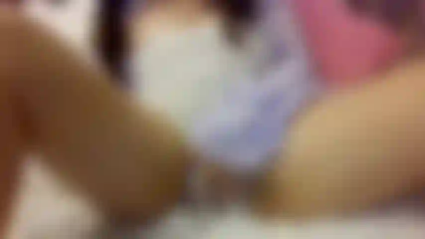 Das college-mädchen MindySueLove, das während einer live-webcam-show schreiende orgasmen hat.