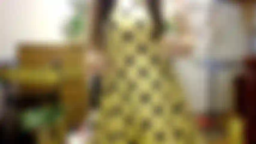 Ein asiatisches mädchen, das einen dicken hotdog mit viel senf überall genießt, masturbation, ficken, planschen, spiele mit essen.