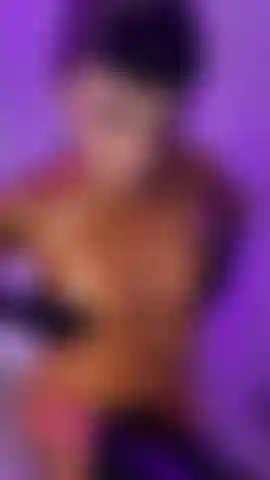 Goldener latex-catsuit und stiefel, hitachi-muschi-spiel und anbetung.