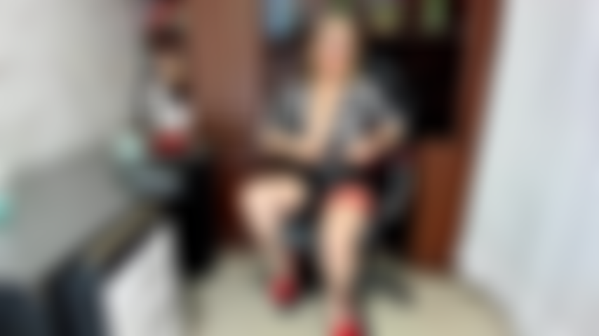 Eine heiße sekretärin, die bereit ist, im büro zu ficken.