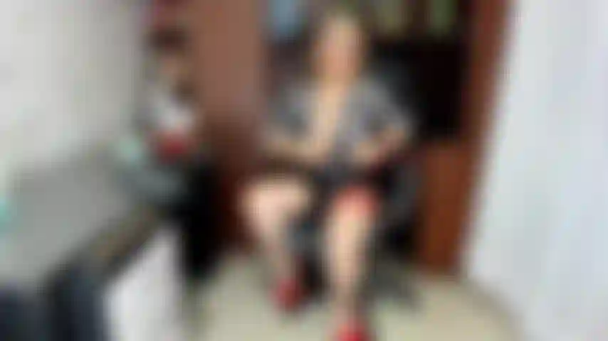 Eine heiße sekretärin, die bereit ist, im büro zu ficken.