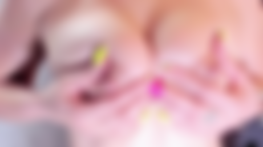 Nackt und bereit zum ficken in ihrem büro.