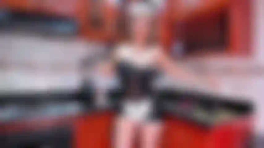 Ich bin deine dienerin, ich stehe zu deinem befehl.