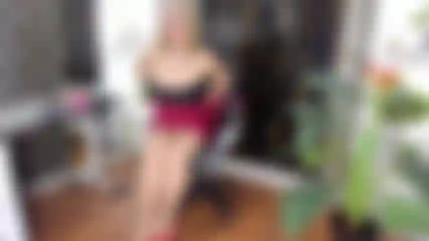 Du willst mit einer heißen reifen frau im büro ficken.