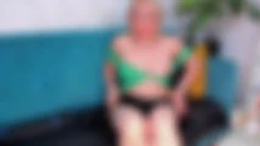 Die_mich_im_wohnzimmer_mit_meinem_spielzeug berührt.