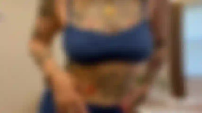 Eine göre, deren verstand dahinschmilzt – wichs an meinen bedeckten titten.