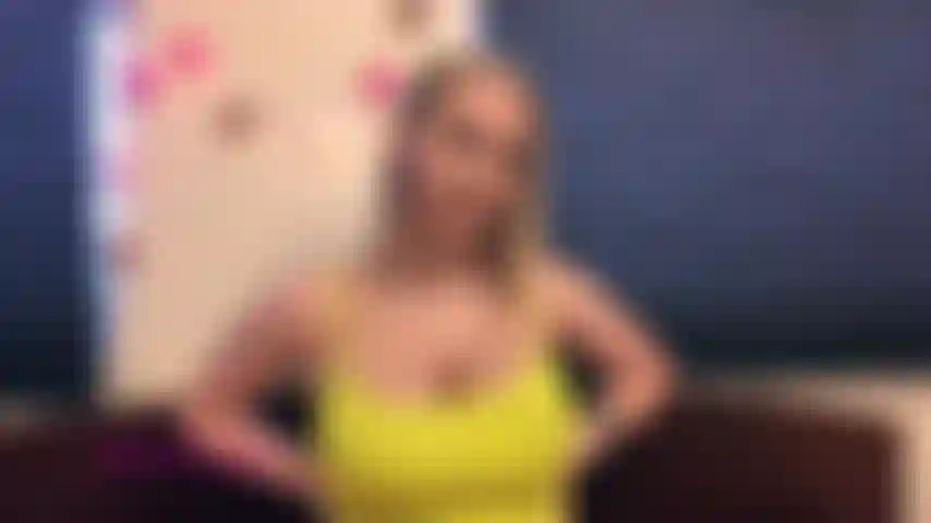 Stiefmutters riesige möpse fangen an, durch ihr hemd zu sickern, wenn sie dich dabei erwischt, wie du sie anstarrst. Gute jungs kommen vielleicht in den himmel, aber böse jungs bekommen viel milch für sie gespritzt.