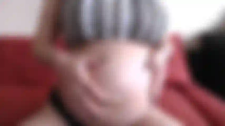 Langsam und sinnlich bauch reibt und streichelt. Zeige meinen großen und runden, im 7. Monat schwangeren bauch und meine riesigen brüste in größe g. Extreme nahaufnahmen meines hervorstehenden bauchnabels und meiner dunkler werdenden brustwarzen.