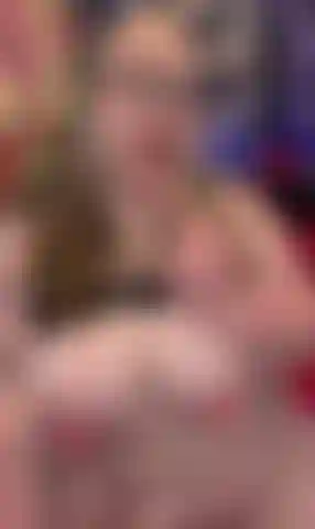 Die mit raushängenden titten an einem dildo lutscht.