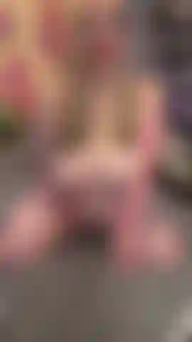 Nackt auf den knien.