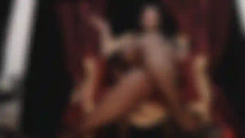 Mit baumelnden füßen, die deine kleine klitoris mit meinen zehen verrückt macht.