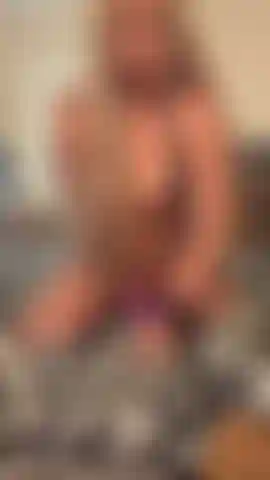 Komm und schau mir zu, wie ich komme und meinen dildo reite. So nass und geil.
