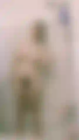 Dumme stella kann den duschkopf nicht herausfinden (aber schließlich und spritzt hart).