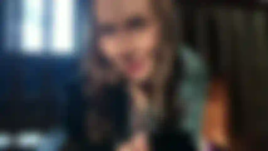 Die schnell in die kabine kommt, während meine firma unterwegs war! Ich fange die letzten sonnenstrahlen im dachboden ein und werde extra nass und cremig.