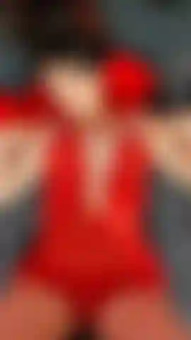 Die dich mit meinem geilen körper und meinen glühend roten lippen neckt.