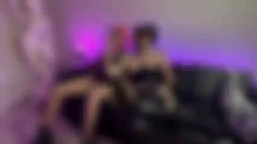 Spiele mit meiner puppe und gebe ihr eine große gesichtsbehandlung.