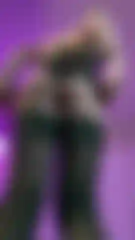 Schlampig und nass, 2 schwänze blasen auf spielzeug, arsch necken und anal.