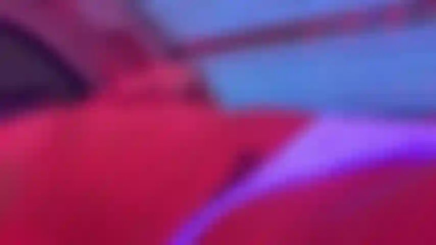 Unterbrustbereich, titten, schamhaare, gstring & bräunungsstreifen ;) ein kleiner frecher film auf der sonnenbank.