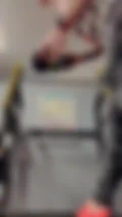 Die dir ins gesicht hockt.